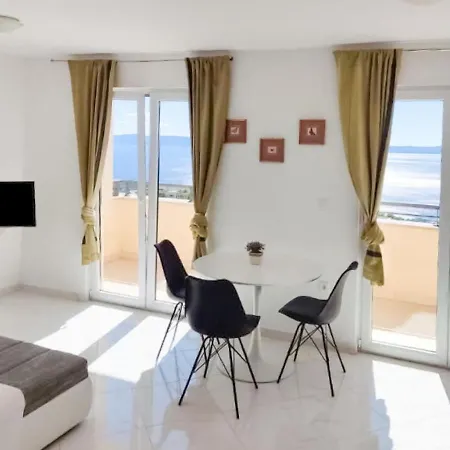 Apartment Modern In With Shared Pool *