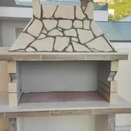 Modern In With Shared Pool Apartment