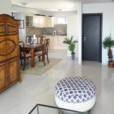 Modern In With Shared Pool Apartment Makarska