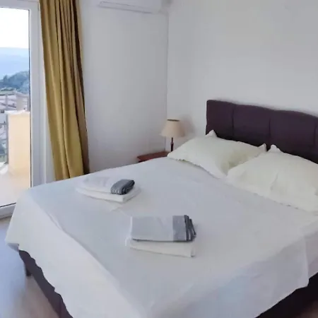Apartment Modern In With Shared Pool *