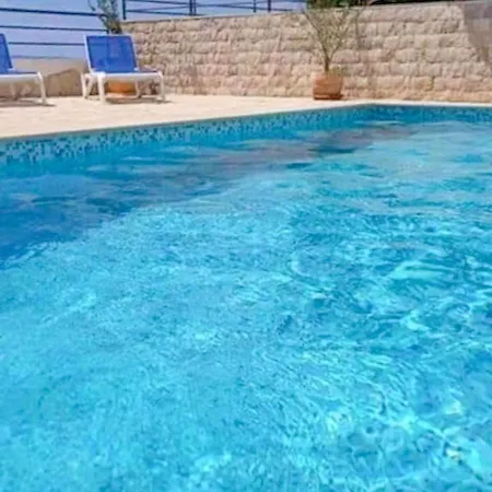 Modern In With Shared Pool Apartment