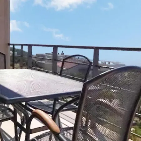 Modern In With Shared Pool Apartment