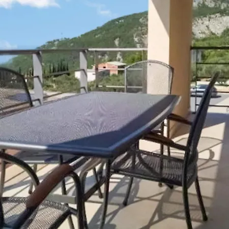 Apartment Modern In With Shared Pool Makarska