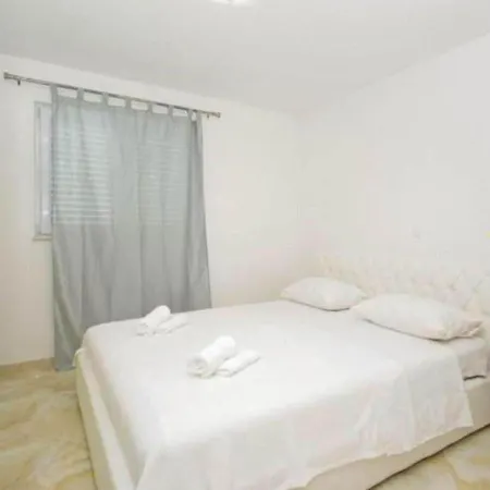 Modern In With Shared Pool Apartment *