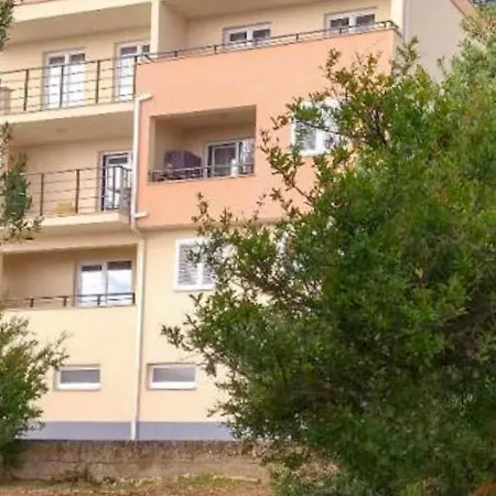 Modern In With Shared Pool Apartment Makarska